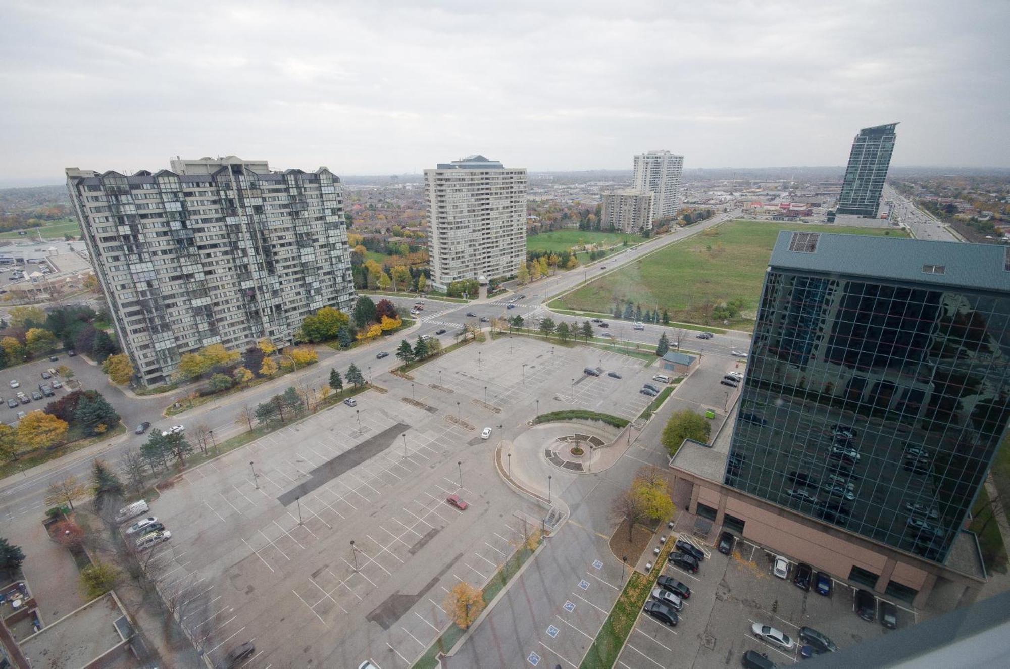 Royal Stays Furnished Apartments - Square One Мисисага Стая снимка