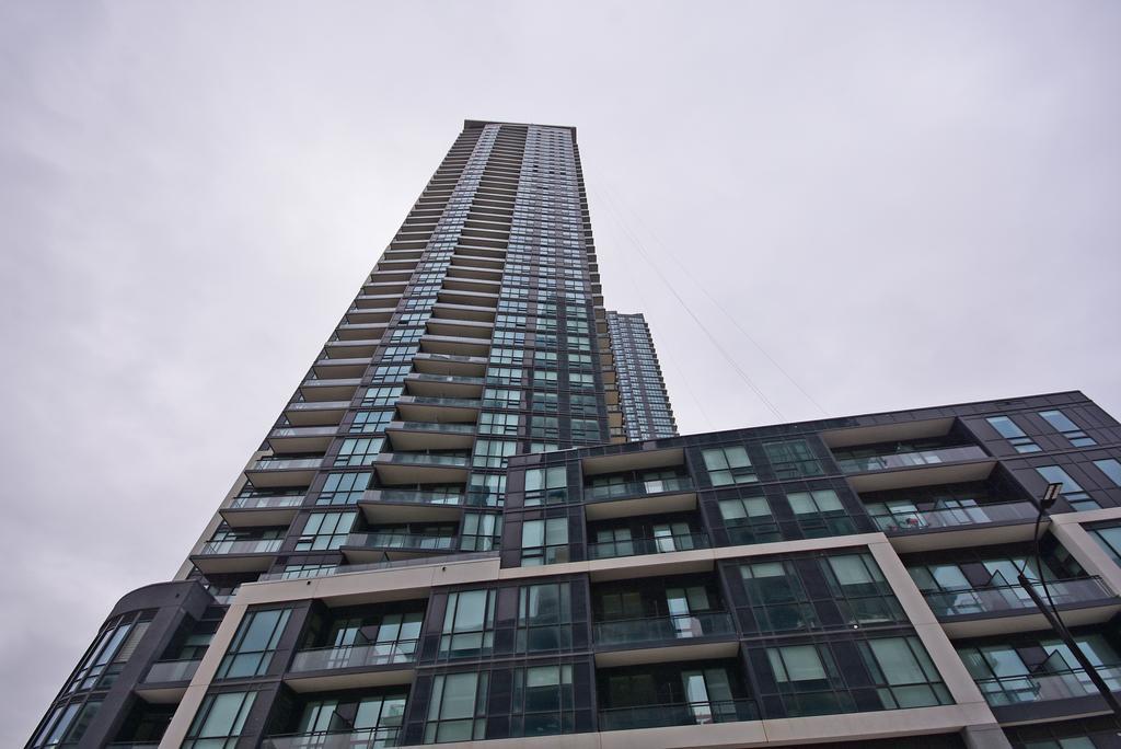 Royal Stays Furnished Apartments - Square One Мисисага Екстериор снимка