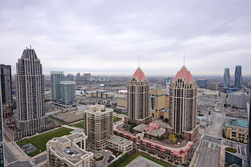 Royal Stays Furnished Apartments - Square One Мисисага Екстериор снимка