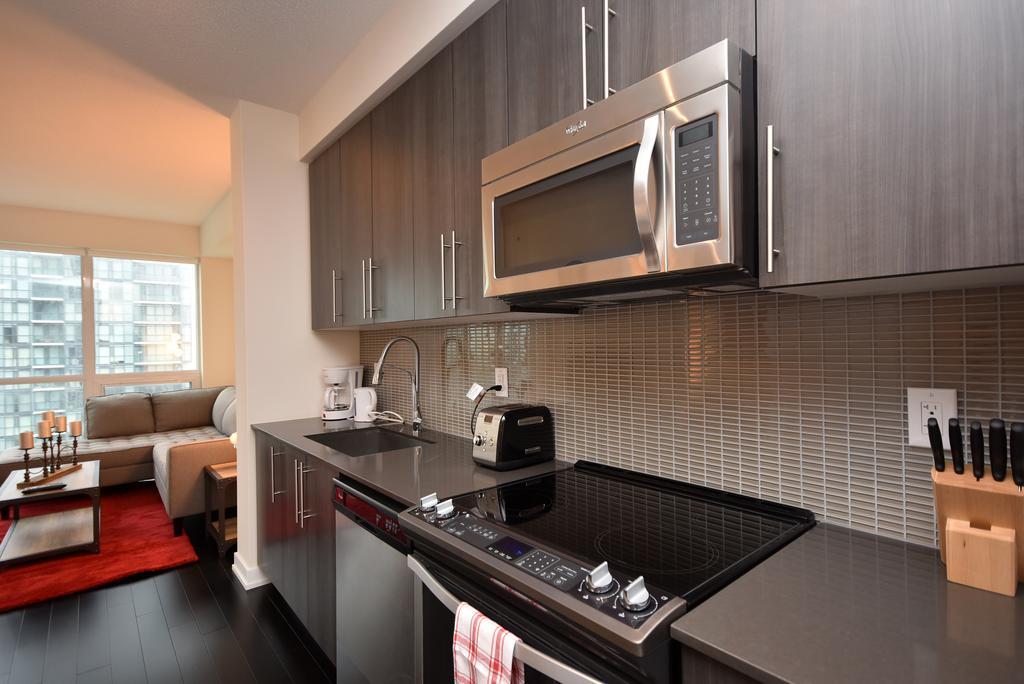 Royal Stays Furnished Apartments - Square One Мисисага Екстериор снимка