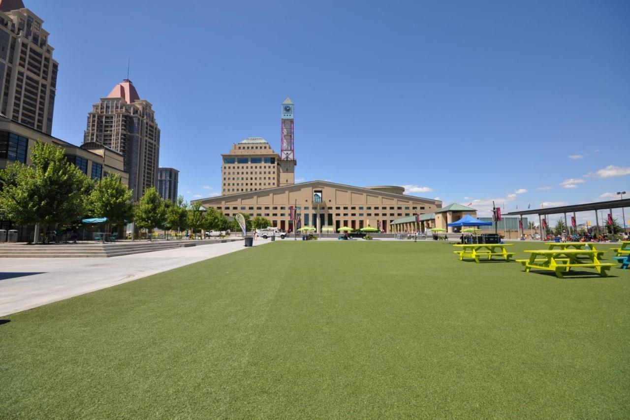 Royal Stays Furnished Apartments - Square One Мисисага Екстериор снимка