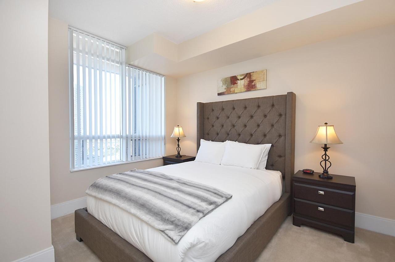 Royal Stays Furnished Apartments - Square One Мисисага Екстериор снимка